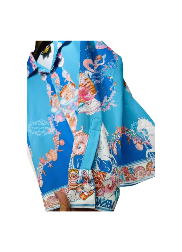 Kaus Emblem Barok Kontras Biru | Galeri Mewah