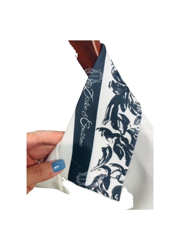 Kemeja Cetak Teks Barok Monokrom | Celana Pendek Luxe Putih & Hitam