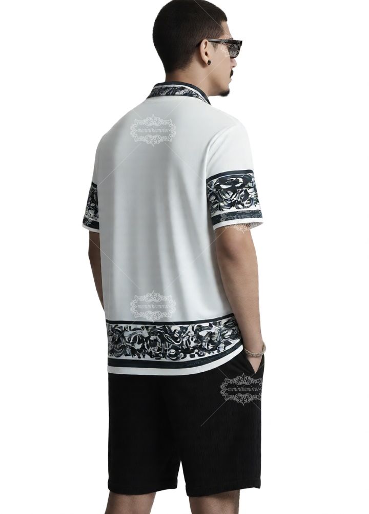 Kemeja Cetak Teks Barok Monokrom | Celana Pendek Luxe Putih & Hitam